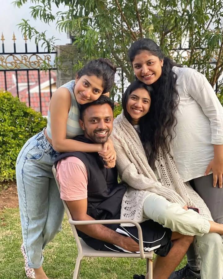 sai-pallavi-family-photo